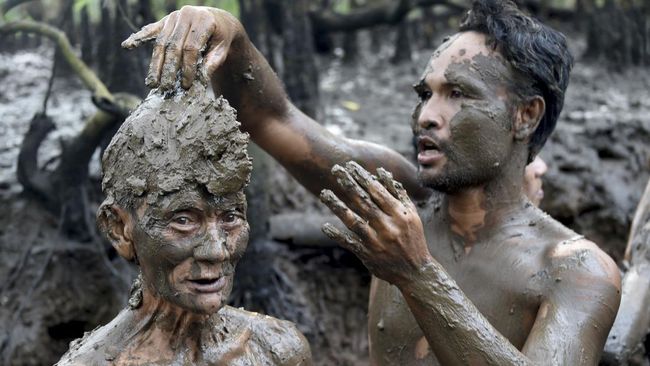 Viral sejumlah siaran langsung di TikTok yang mempertontonkan aksi mandi lumpur. Amankah mandi lumpur untuk dilakukan? Apa saja bahaya mandi lumpur?
