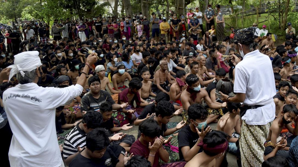 FOTO: Tradisi Mandi Lumpur Usai Nyepi di Bali
