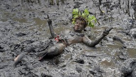 Emak Inak Mandi Lumpur: Live Tiktok 1 Juta, Garap Sawah Rp35 Ribu