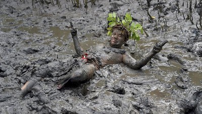 img-title Emak Inak Mandi Lumpur: Live Tiktok 1 Juta, Garap Sawah Rp35 Ribu