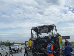 Awal Mula Bus Wisata Terbakar di Tol Pandaan