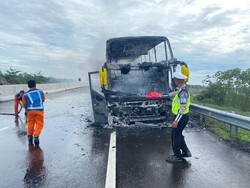 Bus Terbakar 45 Menit di Tol Pandaan, Kini Sudah Dievakuasi