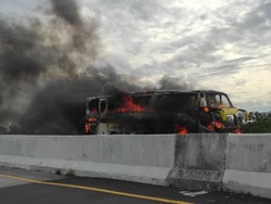 Bus Terbakar di Tol Pandaan-Malang, Asap Membubung Tinggi