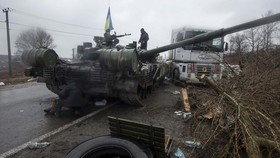 FOTO: Deret Kendaraan Militer Rusia Lumpuh Lawan Pasukan Ukraina