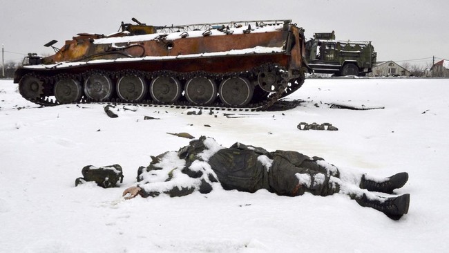 Para orang tua Rusia tak henti-henti menghubungi Hotline Ukraina untuk mencari anak-anak mereka yang jadi tentara di negara itu.