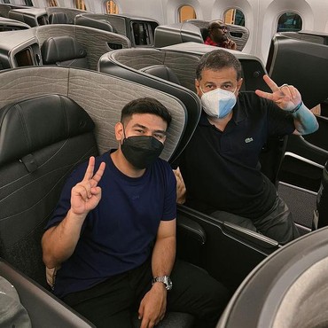 Aksi Fadil Jaidi & Pak Muh Salat di Jalanan Kota Paris Tuai Pujian