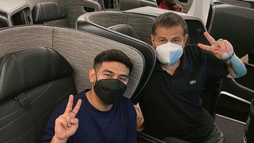 img-title Aksi Fadil Jaidi & Pak Muh Salat di Jalanan Kota Paris Tuai Pujian