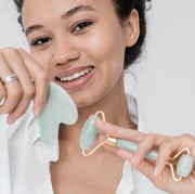 Jade Roller vs Gua Sha, Mana yang Paling Tepat untuk Kulitmu?