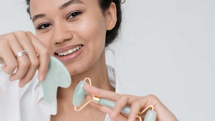 Jade Roller vs Gua Sha, Mana yang Paling Tepat untuk Kulitmu? Jade Roller vs Gua Sha, Mana yang Paling Tepat untuk Kulitmu?