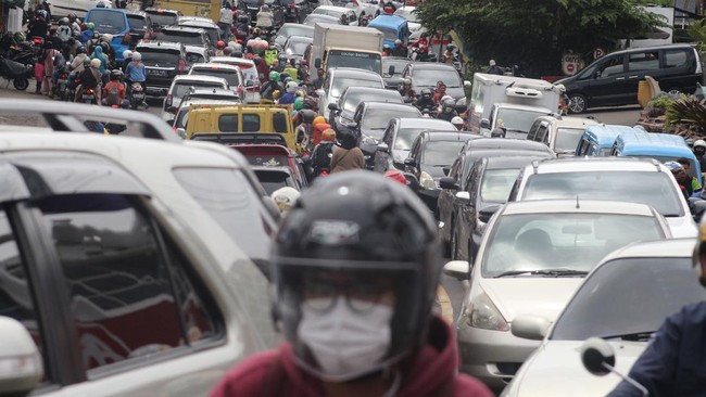 Kendaraan yang melintas dari Puncak Bogor ke arah Jakarta pun hanya bisa melintas dengan kecepatan 10-20 km per jam.