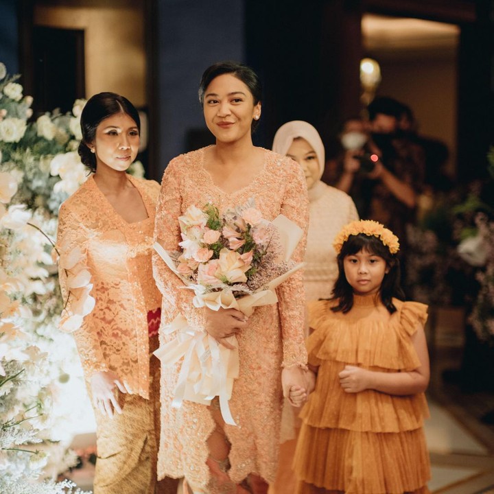 <p>Di acara tersebut, Putri Tanjung tampil memesona dalam balutan busana kebaya berwarna oranye. Wanita berusia 25 tahun itu terlihat anggun ketika berjalan memasuki ruangan. (Foto: Dok. Morden.co)</p>