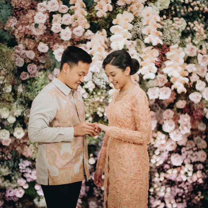 <p>Acara dilanjutkan dengan pemasangan cincin Putri Tanjung dan Guinandra. Pasangan ini sudah resmi lamaran dan akan segera menikah pada 20 Maret mendatang, Bunda. (Foto: Dok. Morden.co)</p>