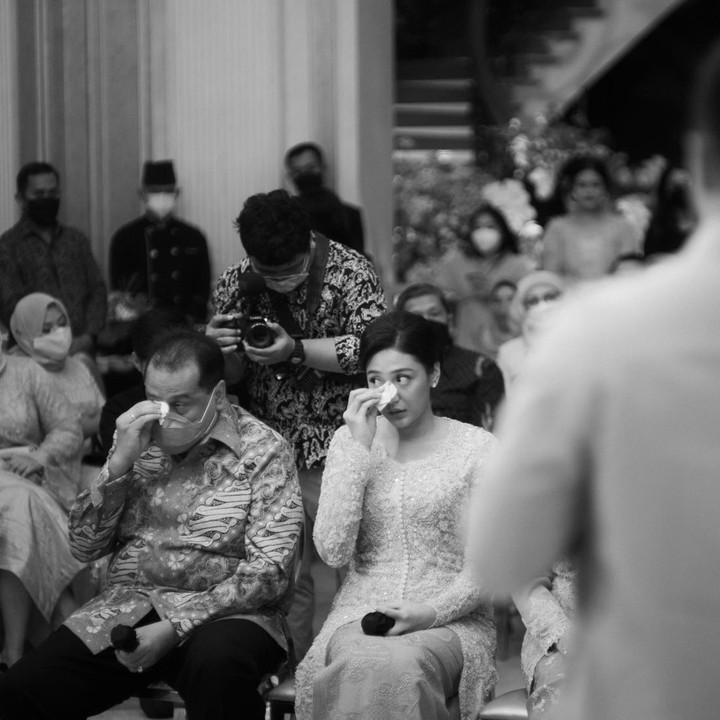 <p>Suasana haru tak luput dirasakan pada acara lamaran itu, Bunda. Putri Tanjung dan Ayahanda sama-sama menitikkan air mata di momen lamaran. (Foto: Dok. Morden.co)</p>