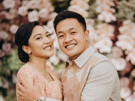 7 Potret Haru Lamaran Putri Tanjung dan Guinandra, CT Menitikkan Air Mata