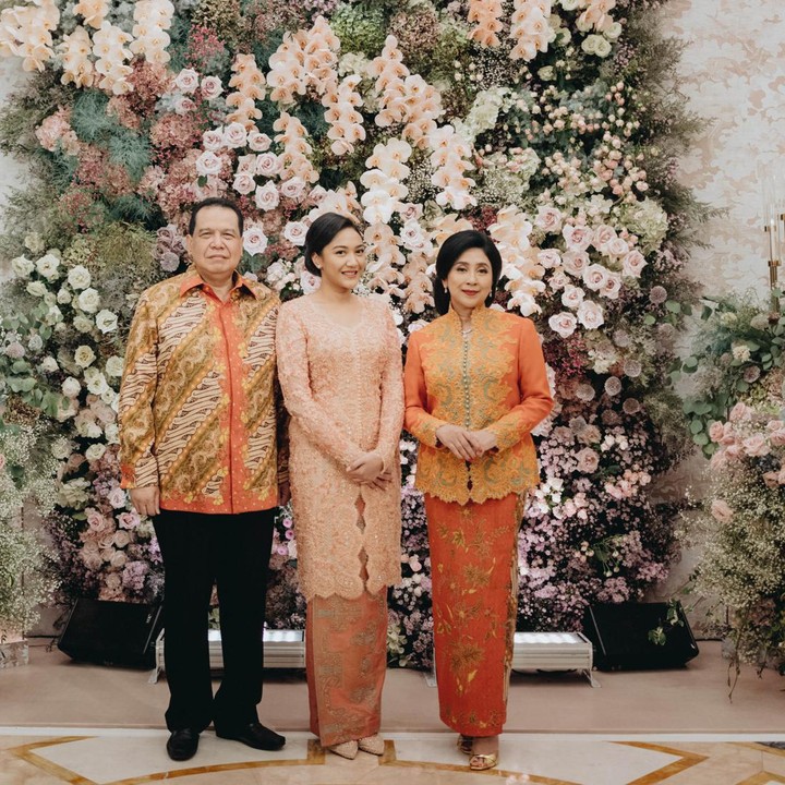 <p>Putri Tanjung didampingi oleh Ayah dan Ibunda tercinta pada hari spesialnya. Seperti Bunda ketahui, Putri merupakan anak pertama dari dua bersaudara yang lahir dari pasangan konglomerat Chairul Tanjung dan Anita Tanjung. (Foto: Dok. Morden.co)</p>
