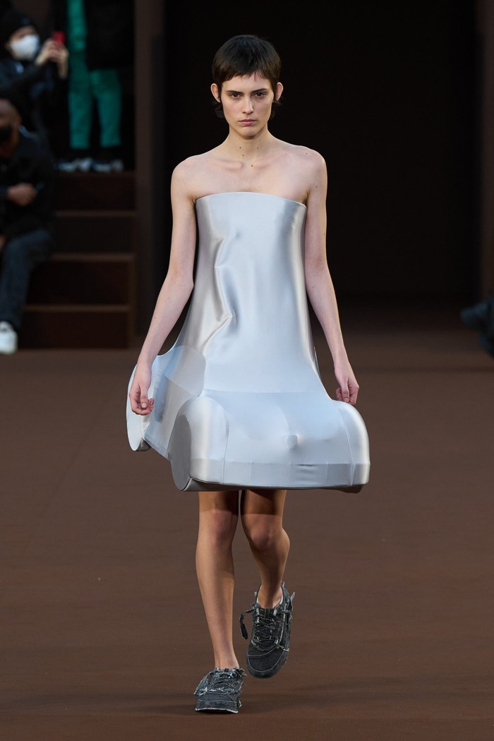 Koleksi busana yang nyeni telah menjadi ciri khas Jonathan Anderson selaku creative director Loewe. Jika musim lalu ia bermain dengan detail plakat emas pada dress, kini ia memberi 'detail' berupa mobil pada kreasi gaunnya. Foto: Filippo Fior/GoRunway/Vogue