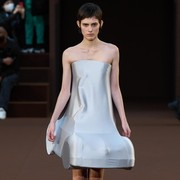 Dari Gaun Berhiaskan Mobil Mainan hingga Balon, Intip Koleksi Nyentrik Loewe di Paris Fashion Week