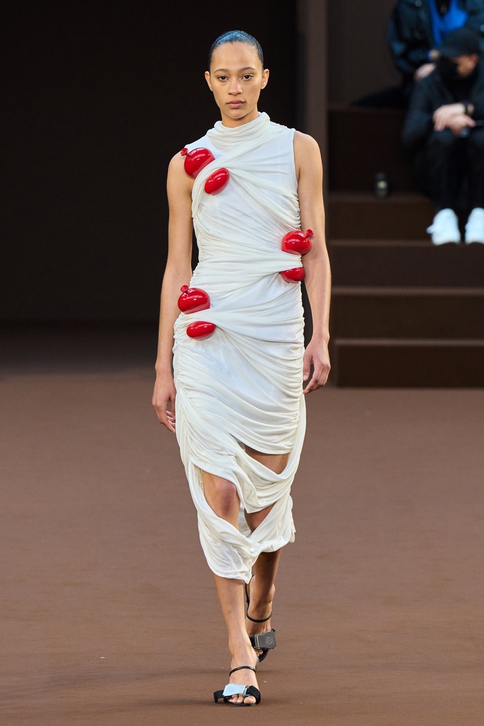 Anderson mengaku kepada Vogue bahwa balon menjadi salah satu sumber inspirasi. Terlihat pada kreasi dress di mana balon menjadi detail tiga dimensi yang memberi nuansa eklektik. Foto: Filippo Fior/GoRunway/Vogue