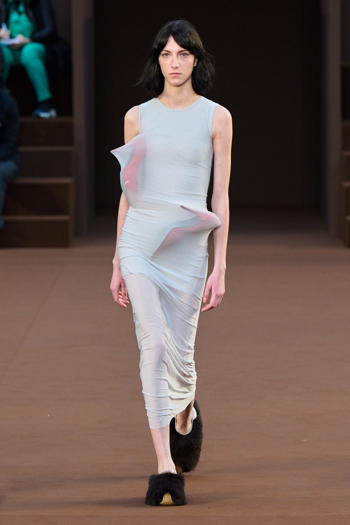 Selain menjadi aksesori, sepatu turut menjadi detail pada kreasi busana. Foto: Filippo Fior/GoRunway/Vogue