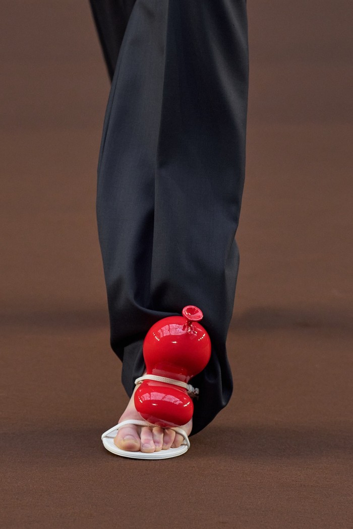 Not your typical shoes! Detail balon juga hadir pada kreasi sepatu. Foto: Armando Grillo / Gorunway.com/Vogue