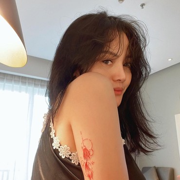 Reaksi Mawar AFI Usai Foto Peluk Hotman Paris Dicibir Keluarga Mantan Suami