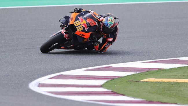 Brad Binder sukses naik podium kedua di MotoGP Qatar. Namun ia tak mau besar kepala menyikapi peluangnya di MotoGP musim ini.