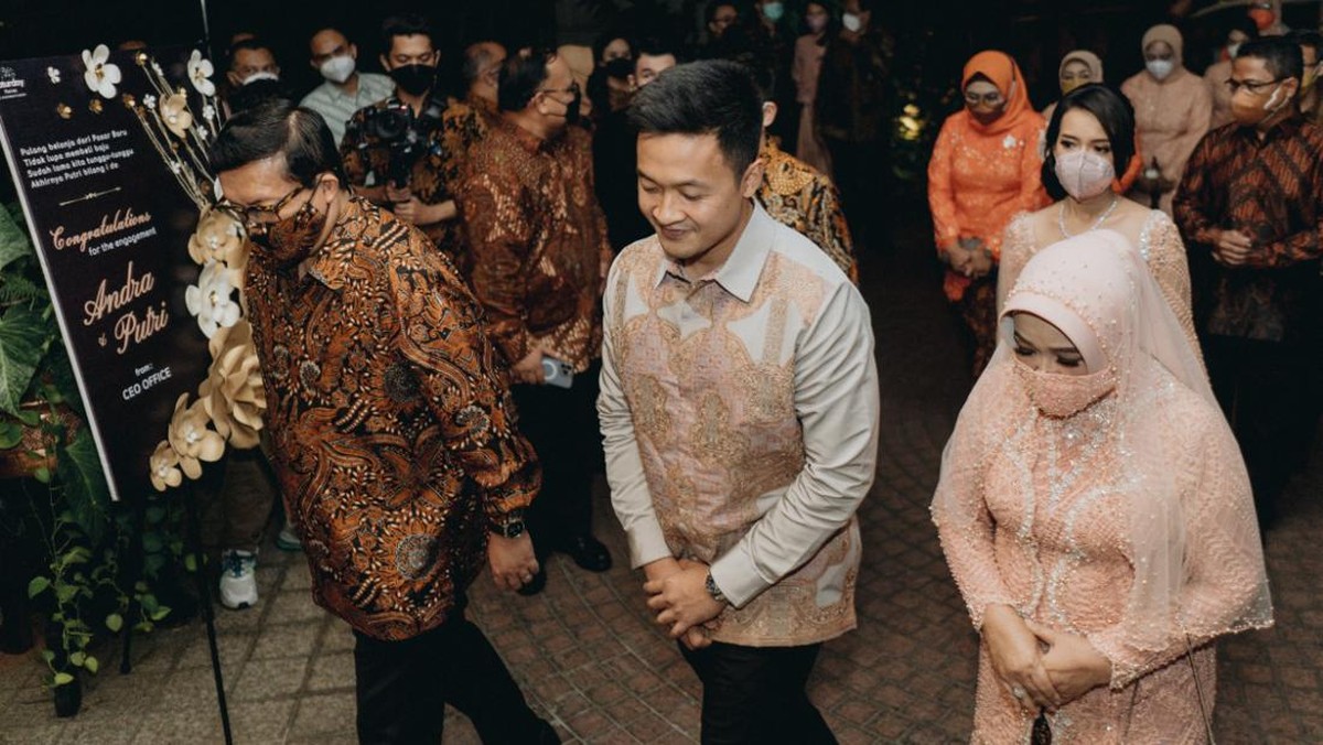 Acara Lamaran Putri Tanjung