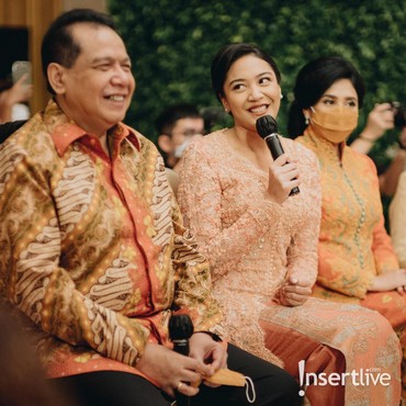 Momen Lucu Saat Putri Tanjung Minta Restu Orang Tua atas Lamaran Kekasih