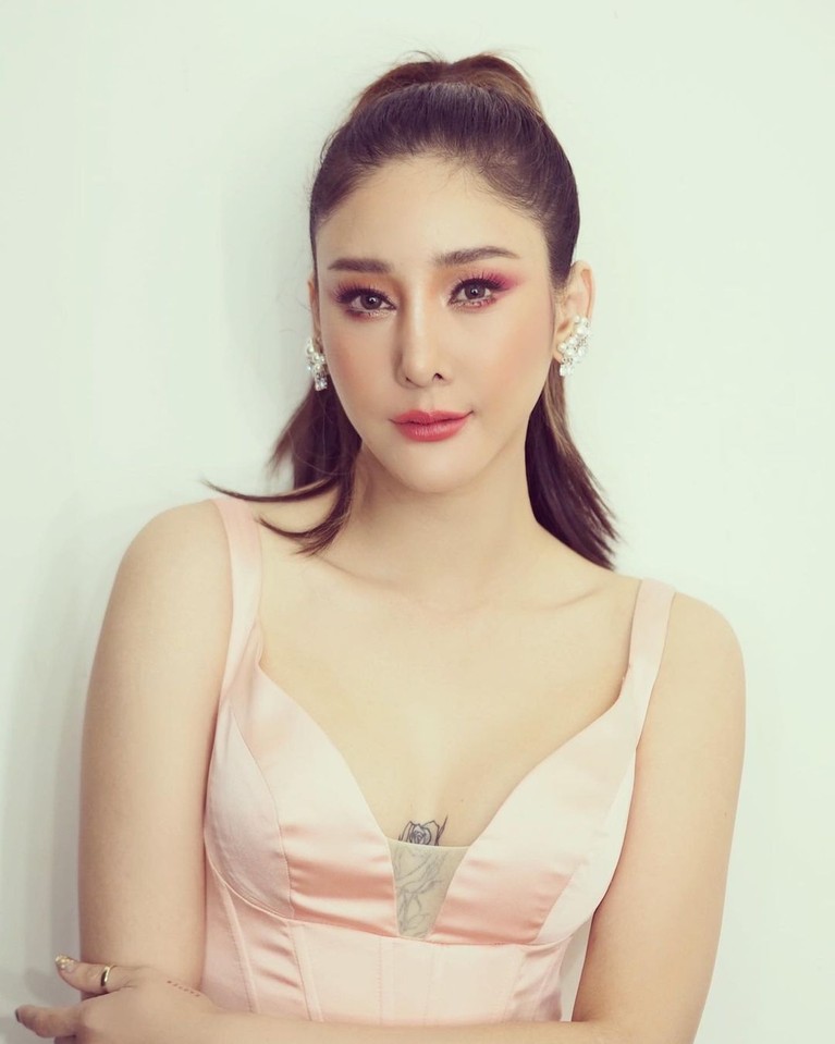 Dunia sedang dihebohkan dengan kasus kematian aktris cantik Thailand, Tangmo Nida Patcharaveerapong. Yuk, intip potretnya!