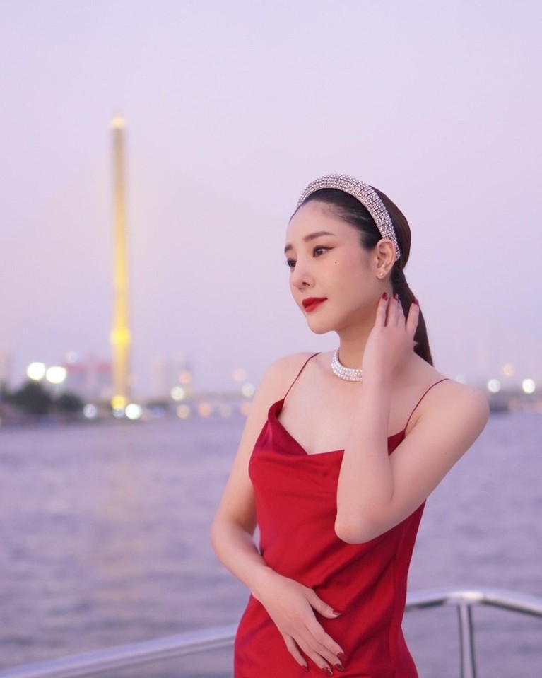 Dunia sedang dihebohkan dengan kasus kematian aktris cantik Thailand, Tangmo Nida Patcharaveerapong. Yuk, intip potretnya!