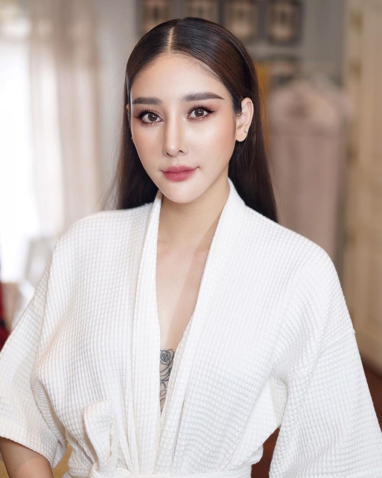 Tangmo Nida Dunia sedang dihebohkan dengan kasus kematian aktris cantik Thailand, Tangmo Nida Patcharaveerapong. Yuk, intip potretnya!