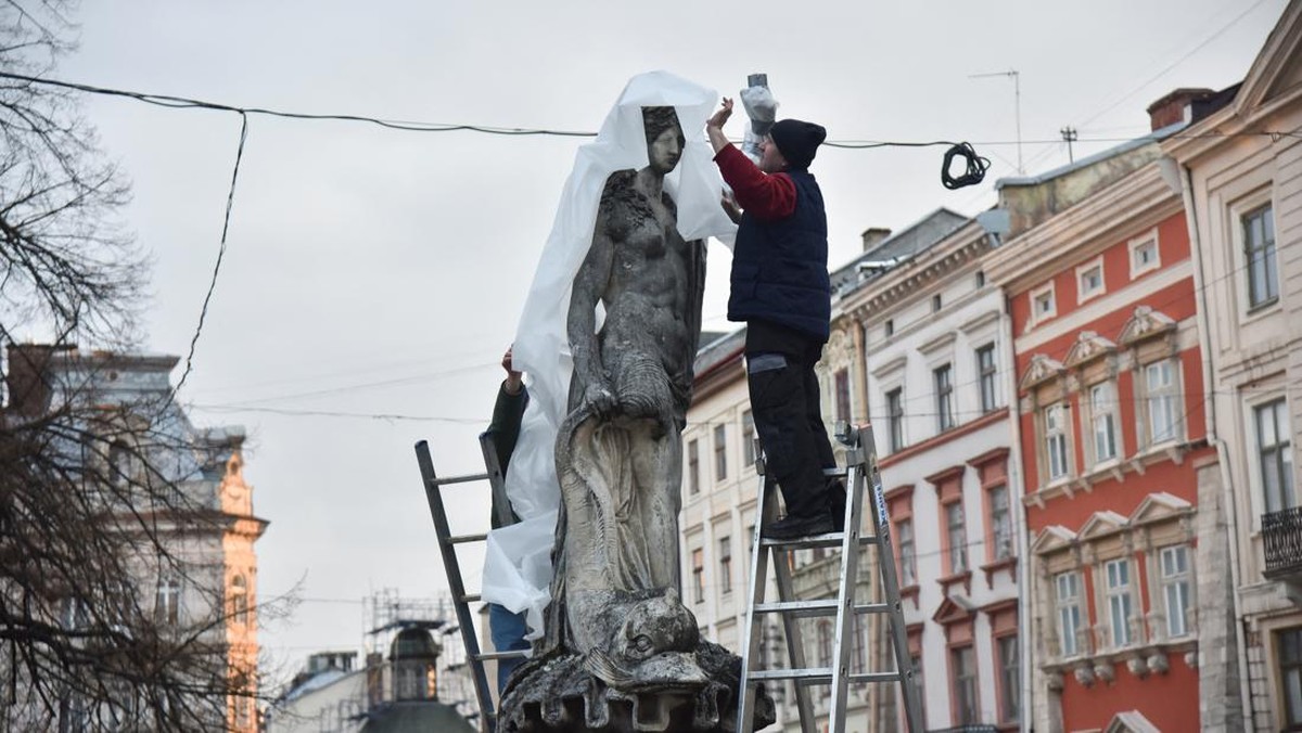 FOTO: Bahu-membahu Selamatkan Patung Bersejarah Lviv Ukraina