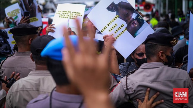 Aksi demonstrasi menolak Daerah Otonomi Baru (DOB) dan Otonomi Khusus (Otsus) Papua di sejumlah wilayah Jayapura dibubarkan paksa kepolisian.