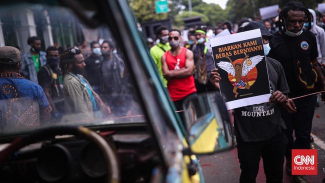 Satu orang bernama Alfius Wenda masih diperiksa terkait aksi pemukulan yang menimpa Kasat Intel Polres Metro Jakarta Pusat AKBP Ferikson Tampubolon.