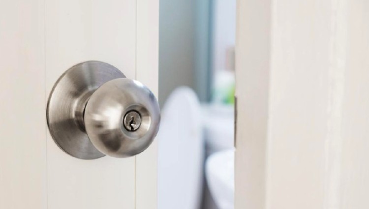 5 Alasan Pintu Kamar Mandi Rumah Harus Ditutup, Menurut Feng Shui Pengaruhi Kekayaan Apakah pintu kamar mandi rumah Bunda selalu ditutup? Jika selalu dibiarkan terbuka ternyata bisa mempengaruhi kekayaan lho Bunda.
