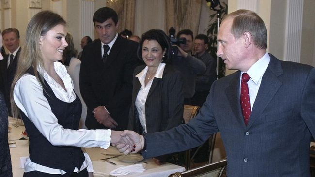Alina Kabaeva menjadi sorotan publik karena dikabarkan merupakan kekasih dari Presiden Rusia Vladimir Putin.