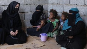 FOTO: Angelina Jolie Kunjungi Pengungsi Yaman Korban Konflik
