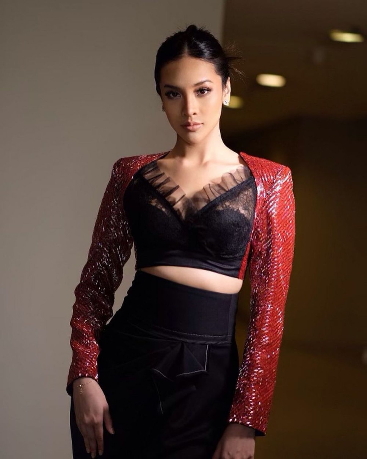 Adu Gaya Anya Geraldine dan Amanda Rawles