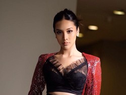 Reaksi Anya Geraldine Ketika Posenya Pakai Two Piece Menarik Perhatian