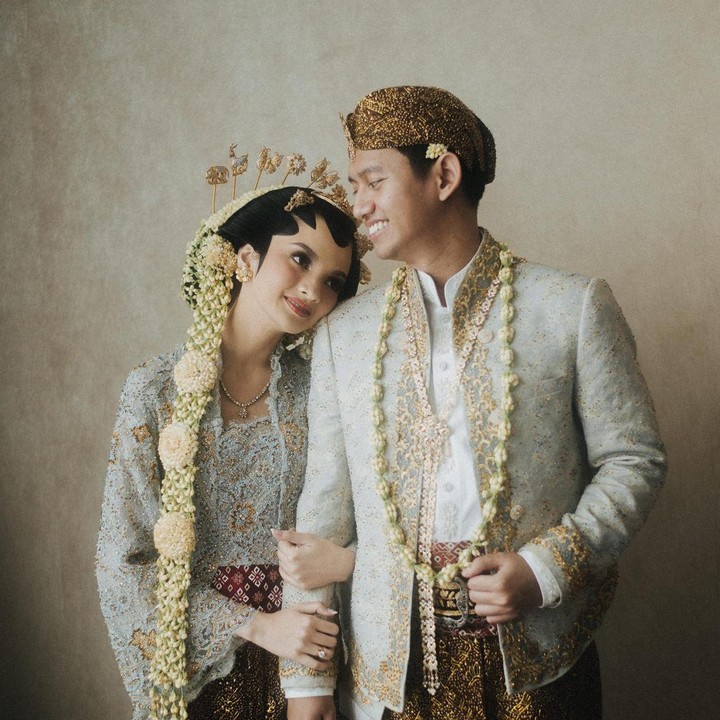 <p>Pada saat menjalani prosesi akad nikah, Belva dan Sabrina tampil mengenakan pakaian adat Jawa. (Foto: Instagram @belvadevara @terralogical @irezzpratama)</p>