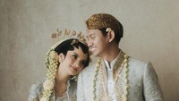 <p>Pada saat menjalani prosesi akad nikah, Belva dan Sabrina tampil mengenakan pakaian adat Jawa. (Foto: Instagram @belvadevara @terralogical @irezzpratama)</p>