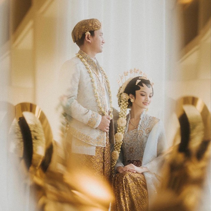 <p>Akad nikah mereka digelar dengan mewah. Tak hanya itu, hari bahagia mereka turut dihadiri oleh Presiden Joko Widodo dan Gubernur DKI Anies Baswedan.  (Foto: Instagram @belvadevara @terralogical @irezzpratama)</p>