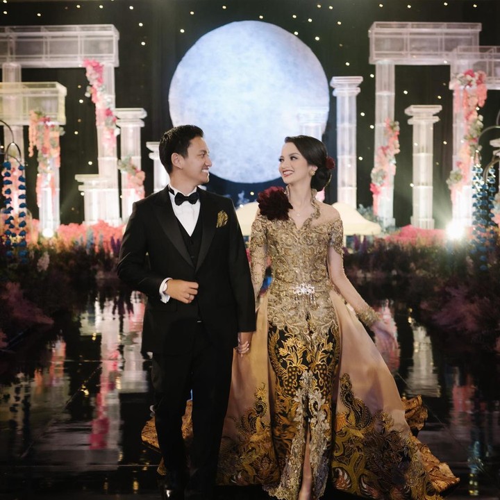 <p>Usai menggelar akad nikah pada Sabtu (5/3/22) pagi, mereka mengadakan acara resepsi di malam hari. Pesta digelar dengan dekorasi mewah yang membuat mereka seperti berada di negeri dongeng. (Foto: Instagram @belvadevara @pyaraphoto @terralogical @twin_photo)</p>
