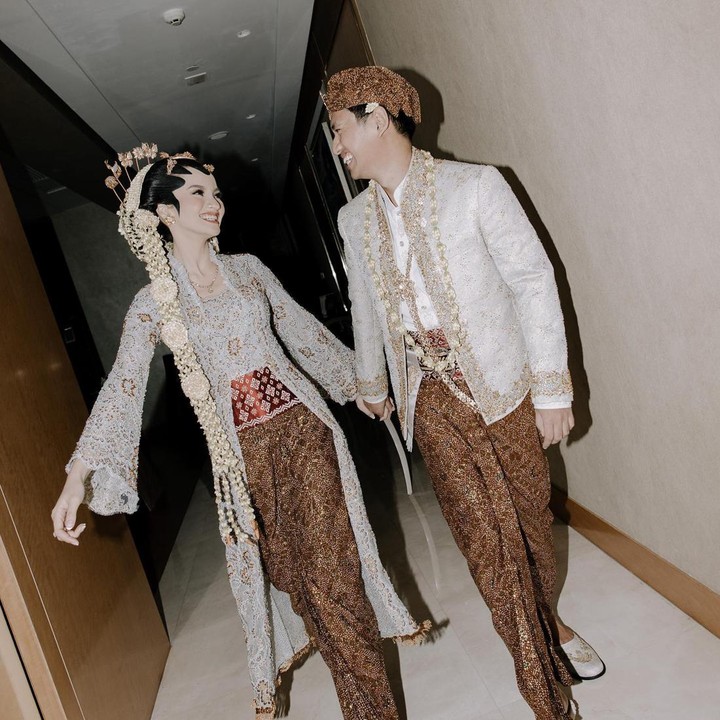 <p>Sebelumnya, pasangan ini menggelar acara akad nikah lewat siaran langsung di YouTube. (Foto: Instagram @belvadevara @iluminen)</p>