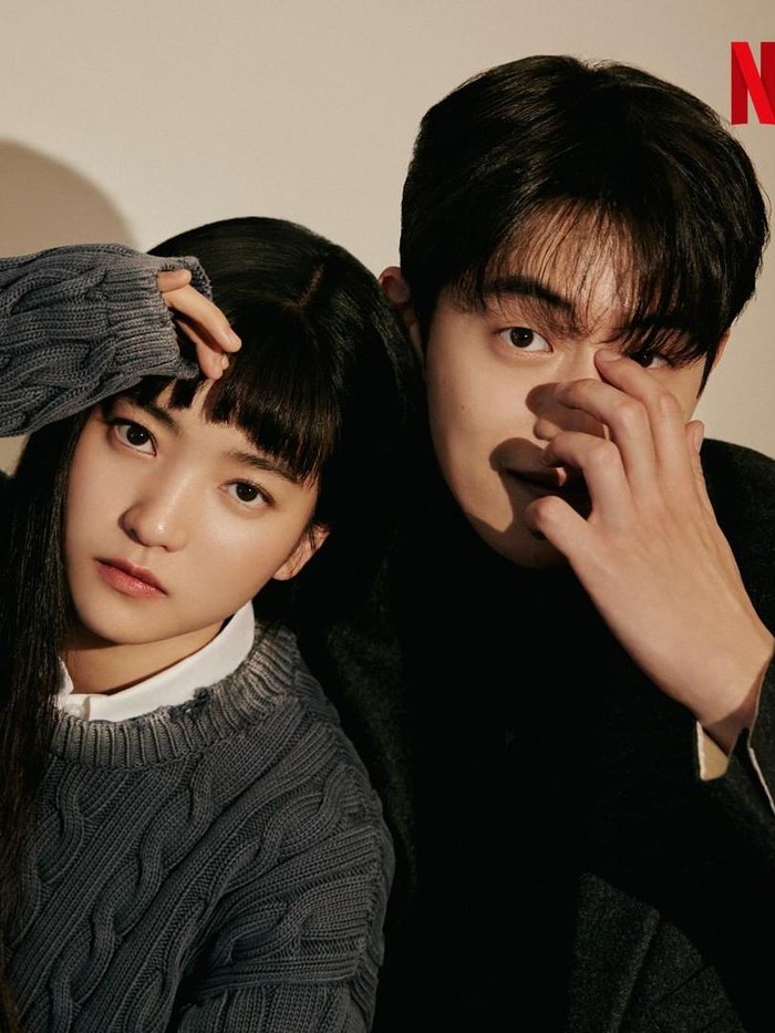 Dalam balutan sweater abu-abu dan jas hitam, keduanya menampilkan kesan yang hangat seperti hubungan keduanya di dalam drama “Twenty-Five Twenty-One”./ Foto: twitter.com/NetflixKR