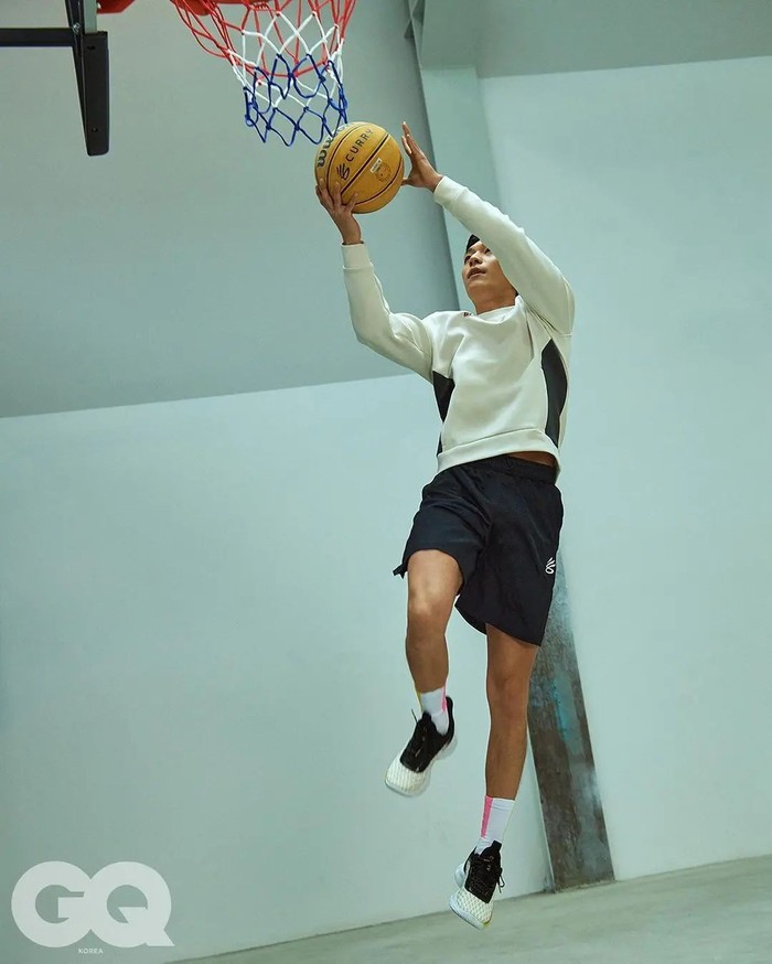 Dalam pemotretan kali ini, Wi Ha Joon mengenakan beberapa produk dari koleksi Under Armour, termasuk koleksi Stephen Curry yang baru dirilis./ Foto: twitter.com/kpopers_family