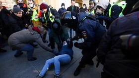 Polisi Rusia Pukuli Demonstran Tolak Invasi Ukraina di St Petersburg