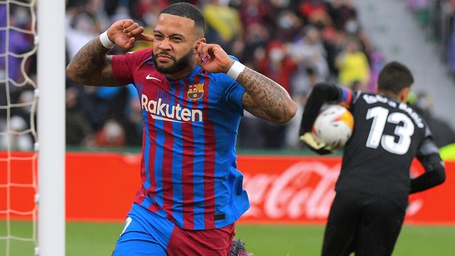 Penyerang timnas Belanda Memphis Depay sedang dalam perjalanan menuju pintu keluar Barcelona.