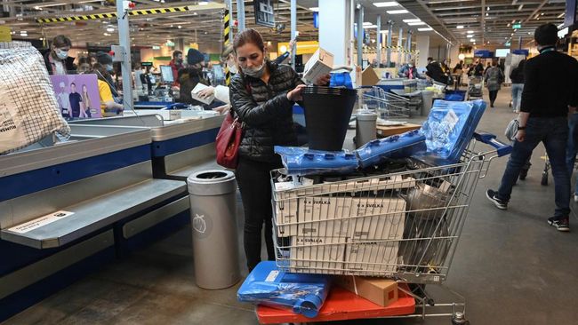 IKEA menjual produk di Rusia secara daring dan memberikan diskon besar-besaran sebelum hengkang dari negara tersebut.