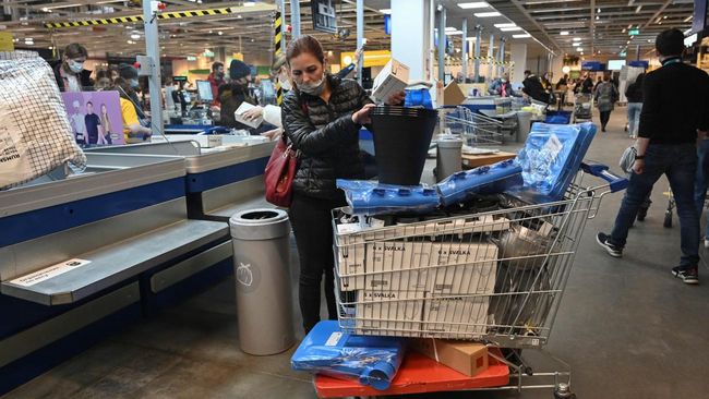 Sebelum Angkat Kaki, IKEA Obral Produk di Rusia Secara Online IKEA menjual produk di Rusia secara daring dan memberikan diskon besar-besaran sebelum hengkang dari negara tersebut.